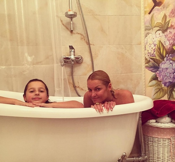 Анастасия Волочкова разбила ногой люстру и показала фото, где она обнаженная купается в ванной с Аришей
