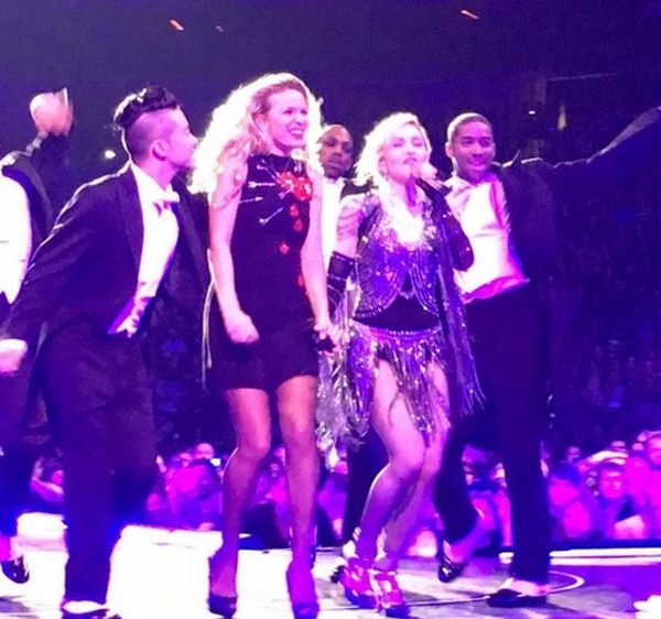 Во время своего концерта в США певица Мадонна пригласила на сцену жительницу Красноярска