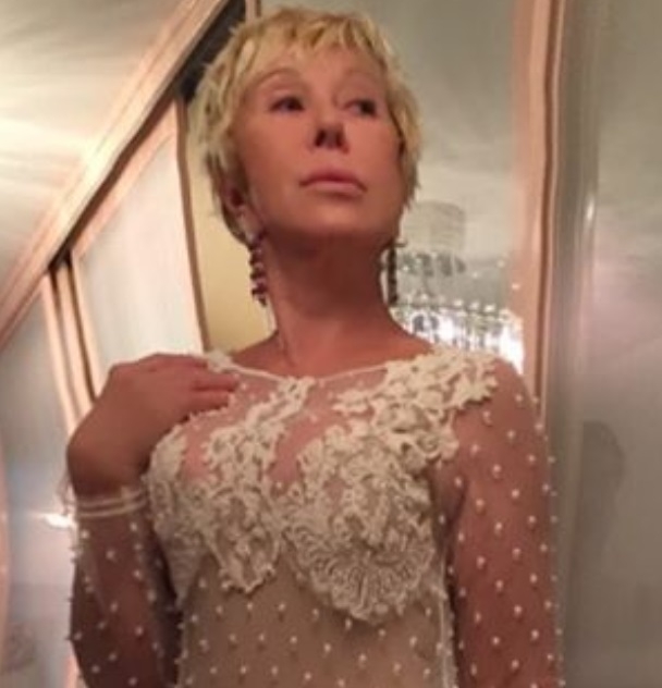 Любовь Успенская показала грудь в экстремально прозрачном платье