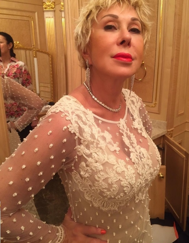 Любовь Успенская показала грудь в экстремально прозрачном платье
