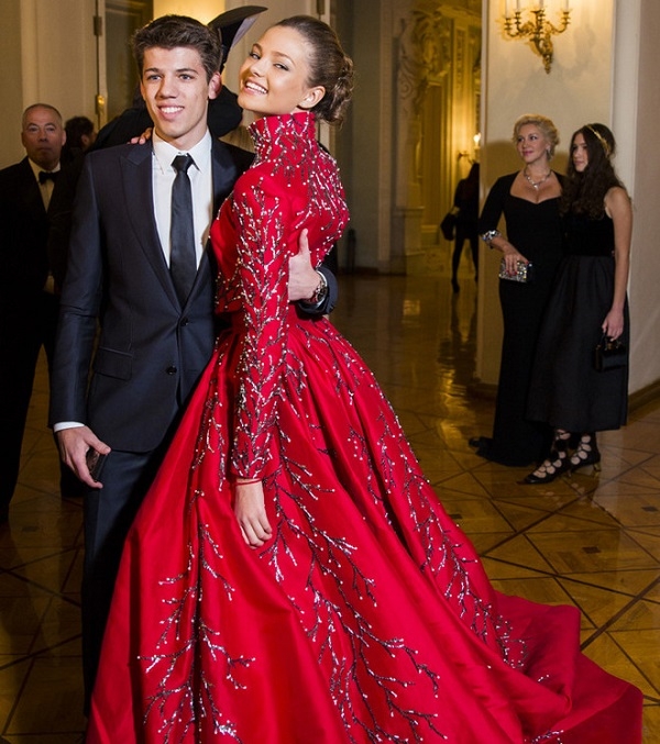 Богатые невесты Лиза Пескова и Леся Кафельникова пришли на «Бал дебютанток» со своими женихами