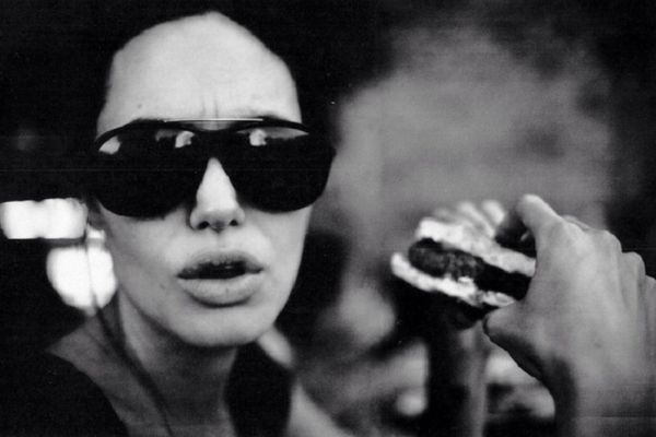 Брэд Питт показал миру авторские снимки Анджелины Джоли в домашней обстановке