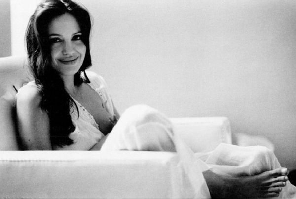 Брэд Питт показал миру авторские снимки Анджелины Джоли в домашней обстановке