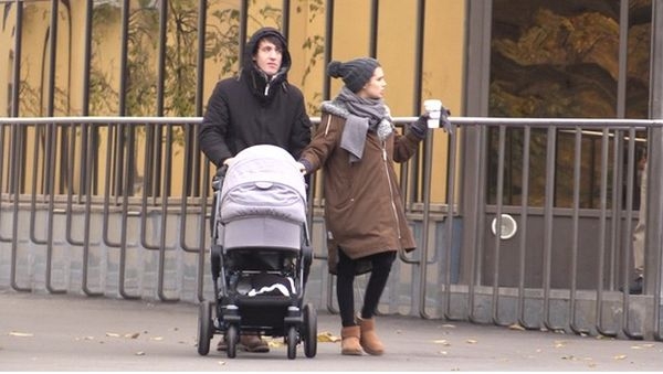 В сети появились первые снимки Дарьи Мельниковой и Артура Смольянинова с новорожденным сыном