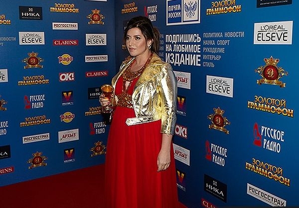 Певица Жасмин показала округлившийся животик на премии «Золотой Граммофон»