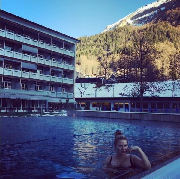 Анна Семенович порадовала фотографией в купальнике на фоне Швейцарских Альп