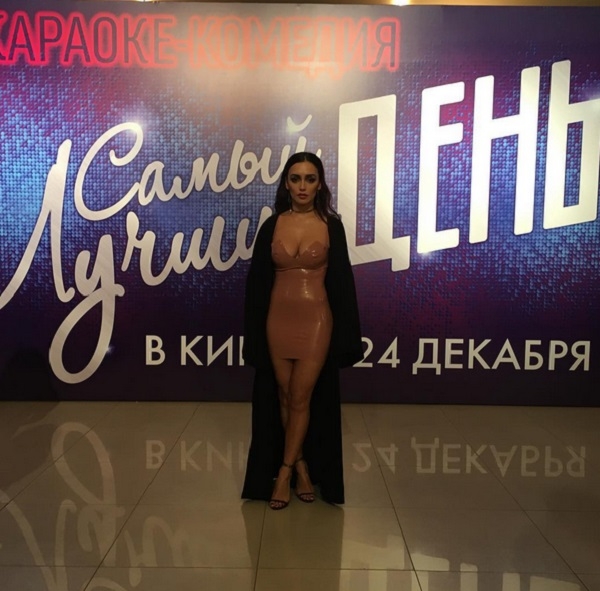 Ольга Серябкина появилась на премьере фильма в очень откровенном платье