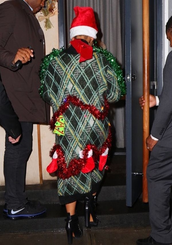 Бейонсе прогулялась по Нью-Йорку, облачившись в костюм новогодней елки