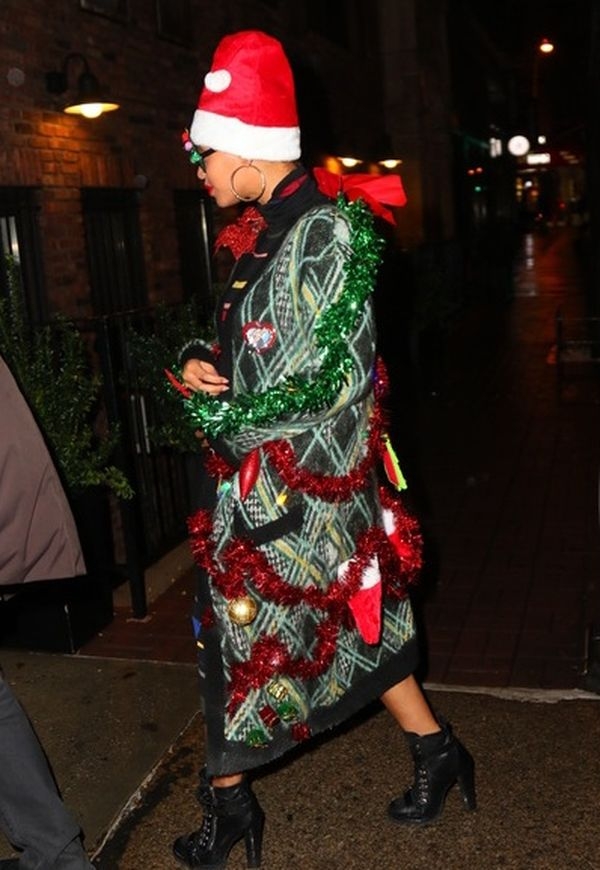Бейонсе прогулялась по Нью-Йорку, облачившись в костюм новогодней елки