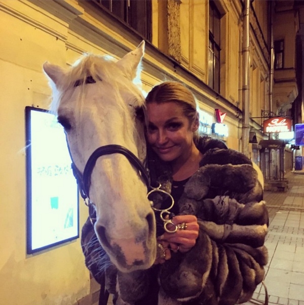 Пьяная Анастасия Волочкова помирилась с Ксенией Собчак