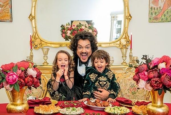 В Сети появились кадры из новогодней фотосессии Филиппа Киркорова с детьми