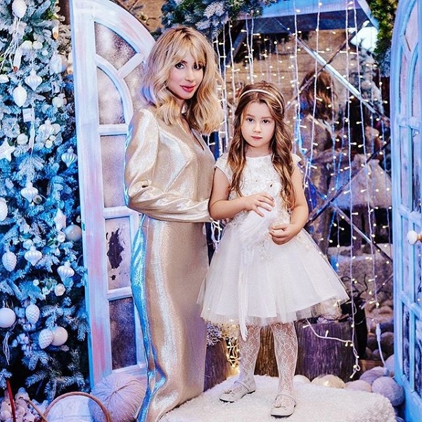 Светлана Лобода снялась в новогодней фотосессии с 4-летней дочерью