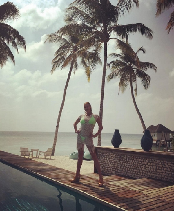 Анастасия Волочкова с обнаженной грудью гуляла по пляжу на Мальдивах