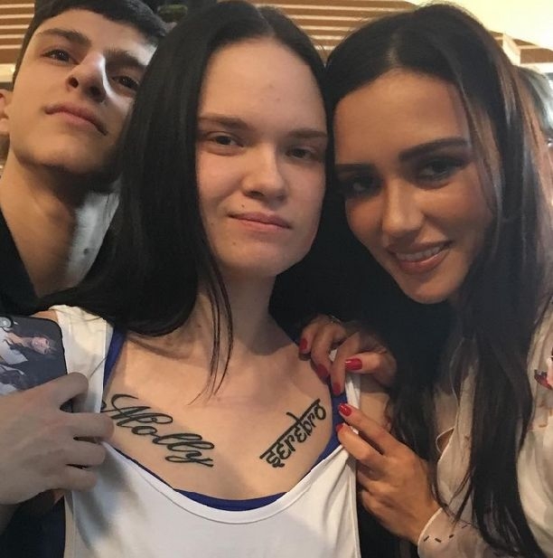 Фанатка Ольги Серябкиной сделала себе татуировку на ключицах