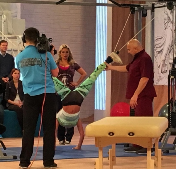 Анна Семенович в эфире телепередачи поставила Анастасию Волочкову в неудобное положение и поэкспериментировала над ее растяжкой