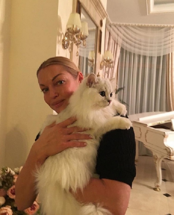 Анастасия Волочкова приютила друга в своем роскошном особняке