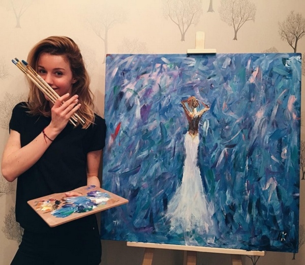 Юлианна Караулова стала художником и показала свою первую работу