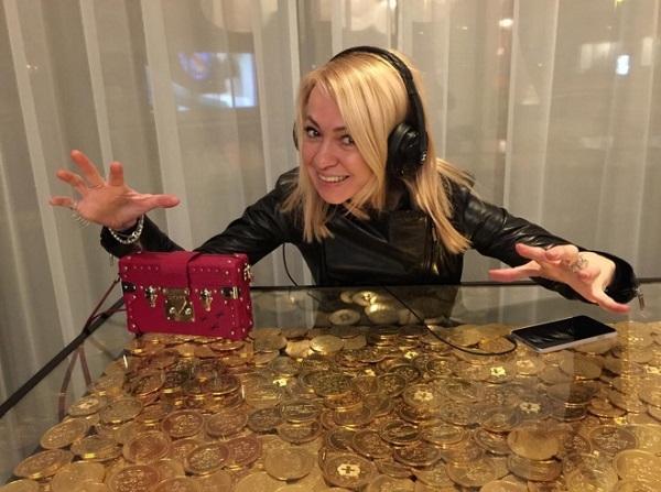 Яна Рудковская зарабатывает на сыне миллионы
