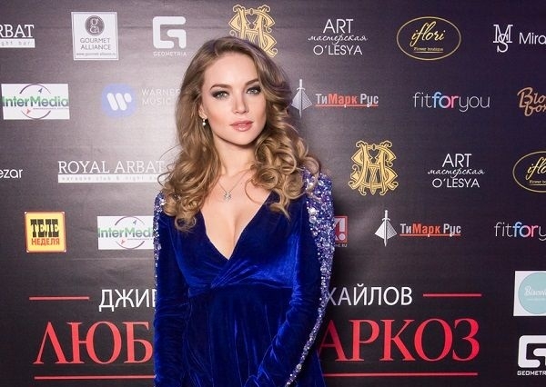 Певица Bravve в синем бархатном платье завоевала внимание папарацци