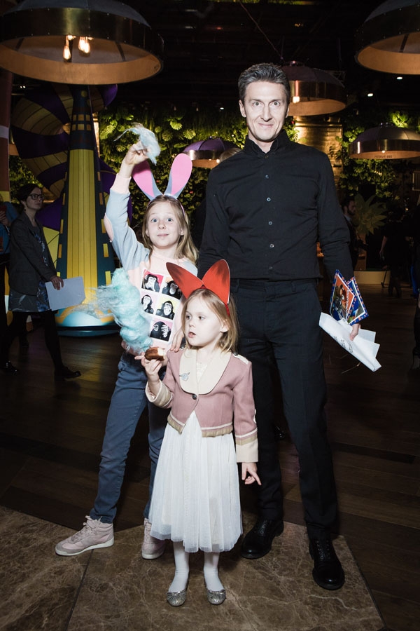 Наташа Ионова отправила мужа и детей в кино, а сама пошла на вечеринку