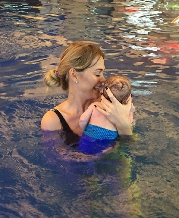 Анна Хилькевич отправилась в бассейн с 2-месячной дочкой и показала фото
