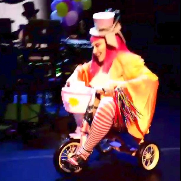 Пьяная Мадонна материлась на концертах в Австралии, пила текилу и каталась на детском трехколесном велосипеде (видео)