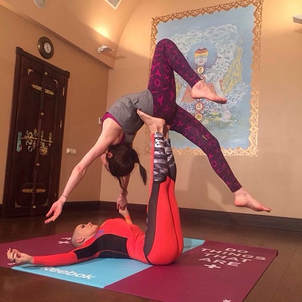 Сати Казанова преодолела силу притяжения при помощи йоги