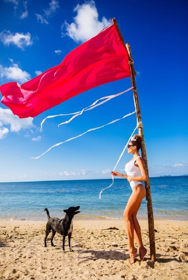Алена Водонаева снялась в соблазнительной фотосессии на пляже Таиланда