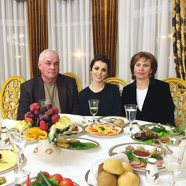 Сати Казанова показала своих родителей и станцевала для них лезгинку
