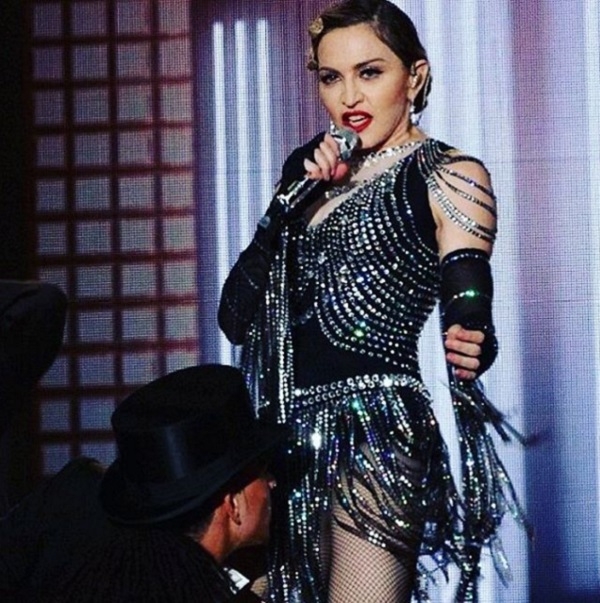 Мадонна обнажила грудь своей поклонницы прямо во время концерта (видео)