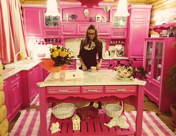 Алена Водонаева стала хозяйкой на кухне Барби