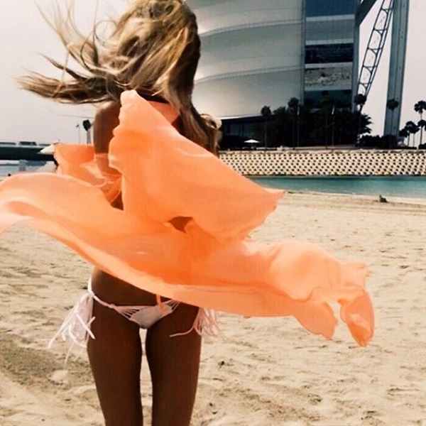 Полуобнаженная Миша Романова показалась на пляже солнечного Дубая