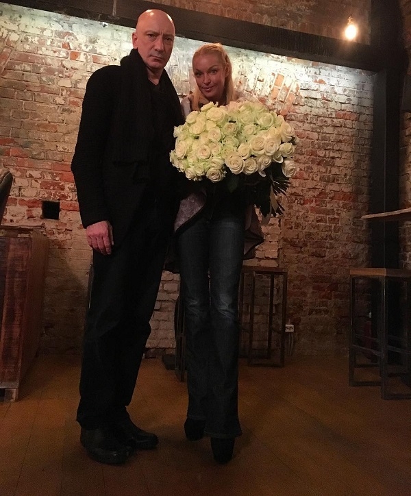 Анастасия Волочкова уединилась с загадочным кавалером после очередного концерта