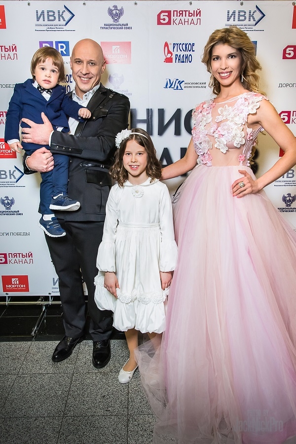 На юбилейном концерте Дениса Майданова его супруга Наталья произвела фурор своим прозрачным платьем