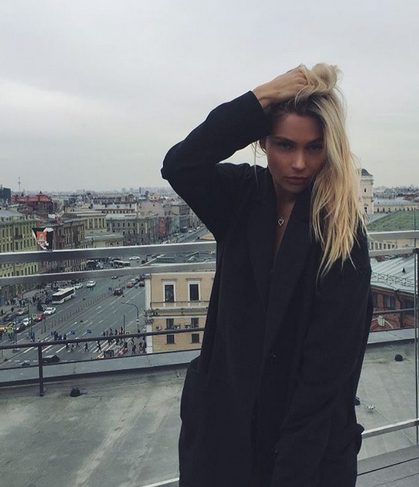 Наталья Рудова обнажила грудь на крыше дома