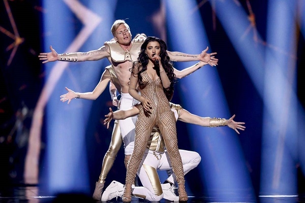 Две участницы первого полуфинала «Евровидения 2016» покорили зрителей  своими нарядами