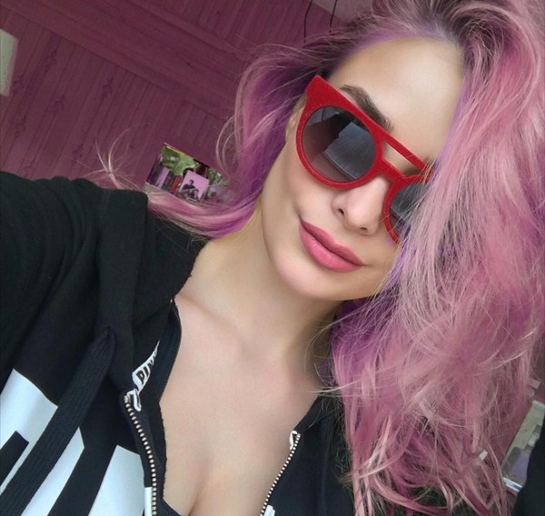 Татьяна Котова перекрасила волосы в розовый цвет
