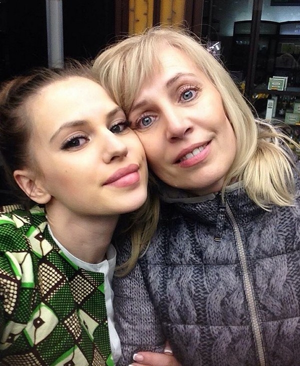 Александра Артемова удивила снимком с мамой