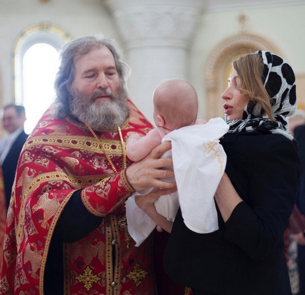 На крестинах дочери Игоря Николаева Алла Пугачева была в костюме Красной шапочки