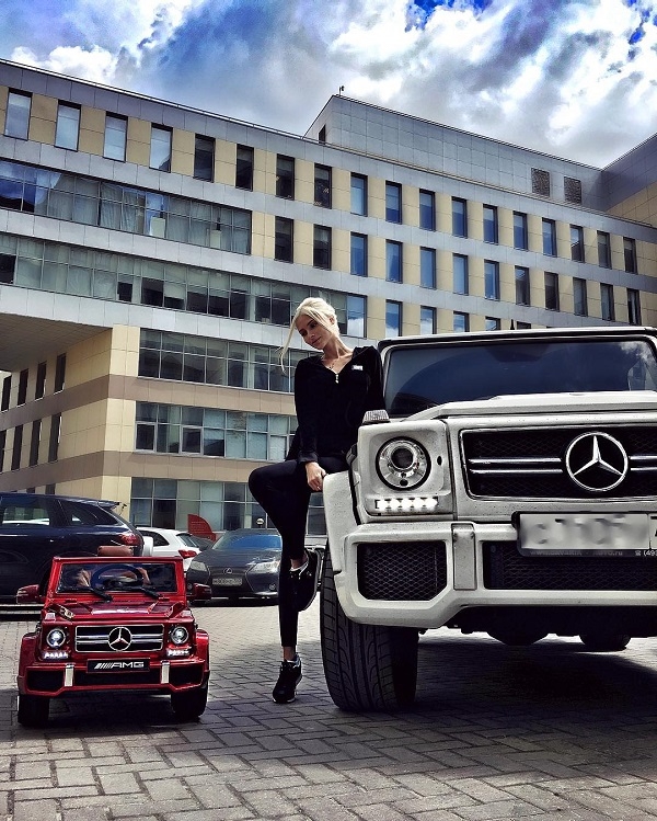Алена Шишкова подарила своей дочери автомобиль Мерседес 