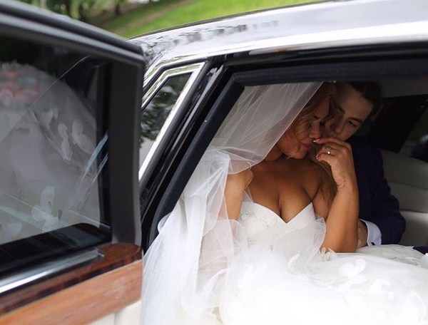 В сети появились первые фото и видео со свадьбы Корнелии Манго