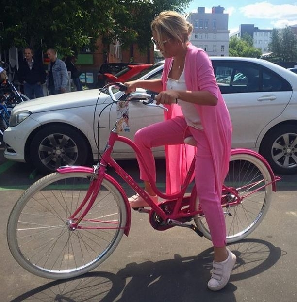Ирина Дубцова показала стройные ножки и свой новый транспорт (видео)