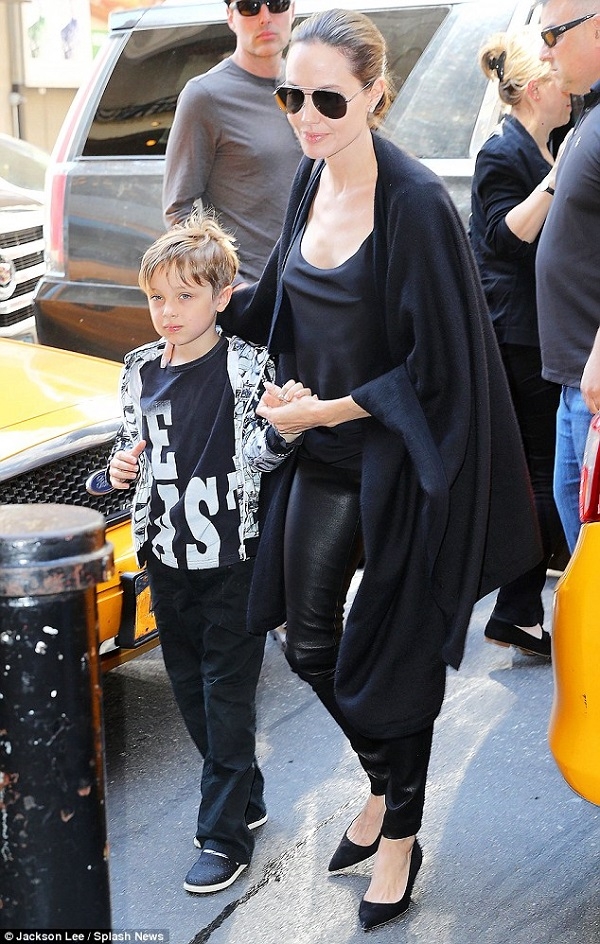 Для похода с сыном на бродвейский мюзикл Анджелина Джоли отказалась от нижнего белья