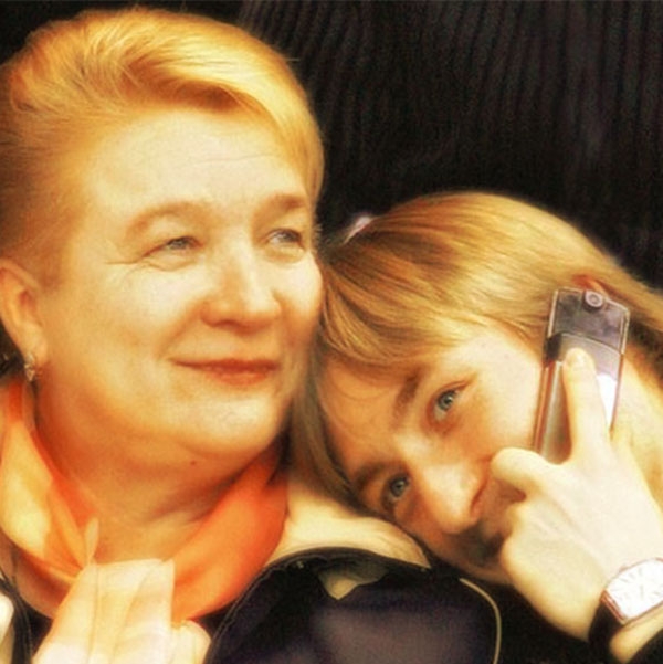 Евгений Плющенко скромно отметил со своими сыновьями год со дня смерти матери 