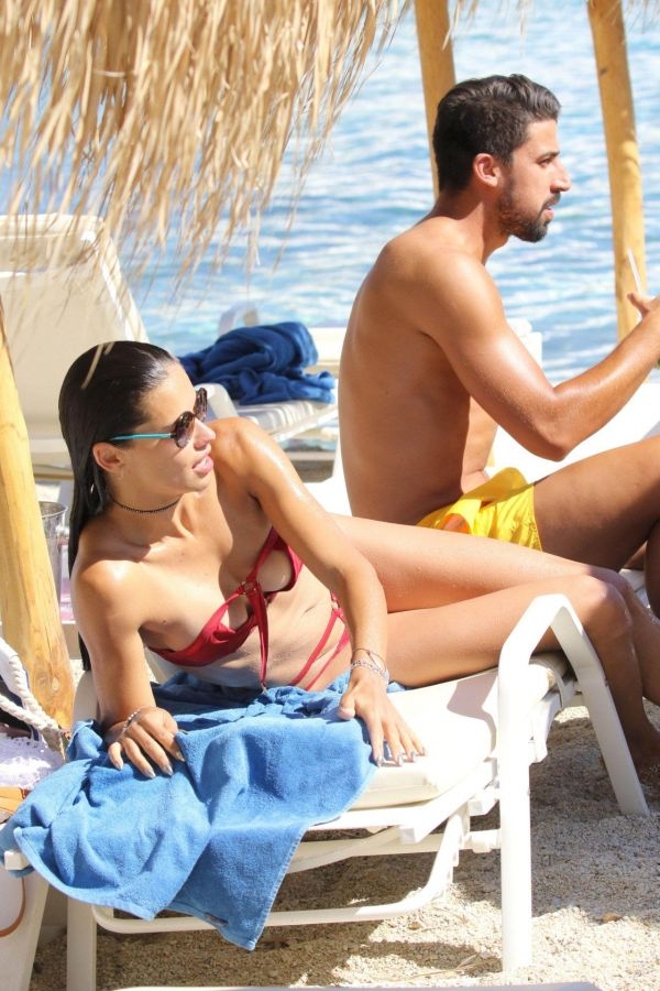 Папарацци застукали Адриану Лиму на отдыхе в Греции в бикини и без косметики