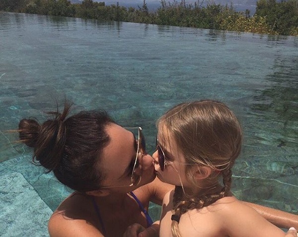 Вслед за Успенской слилась в страстном поцелуе со своей дочерью Виктория Бекхэм  