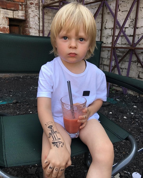 Яна Рудковская сделала своему сыну ужасное тату на руке 