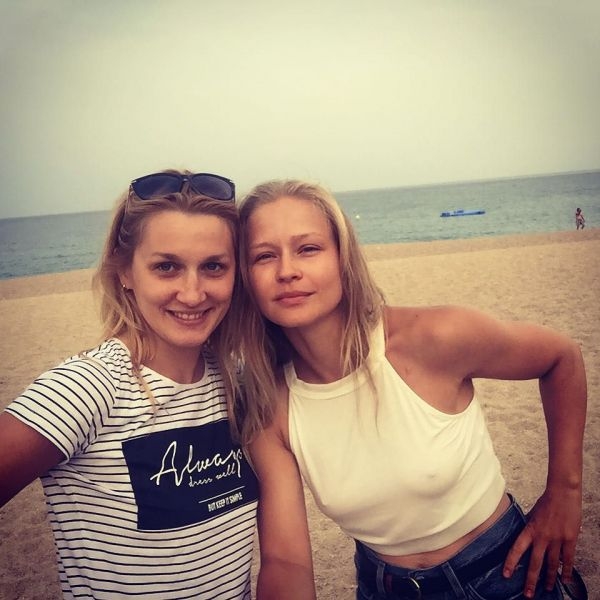 Юлия Пересильд продолжает радовать пляжными фото без белья