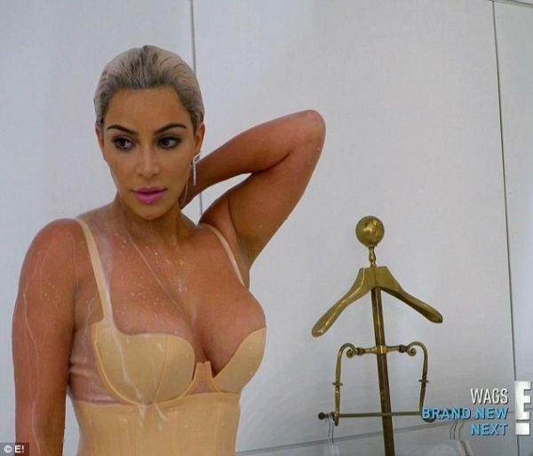 В сети появилось фото обнажённой Ким Кардашьян на съемках клипа «M.I.L.F. $»