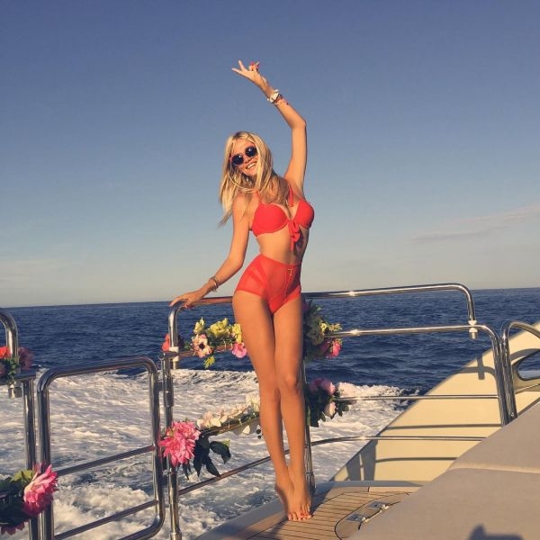 Виктория Лопырева отметила свой день рождения фотографией в купальнике на яхте